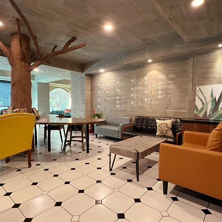 Roaders Hotel Tainan Chengda Екстер'єр фото