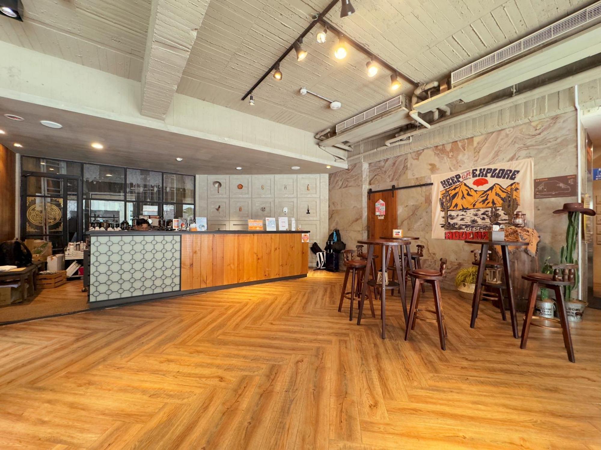 Roaders Hotel Tainan Chengda Екстер'єр фото